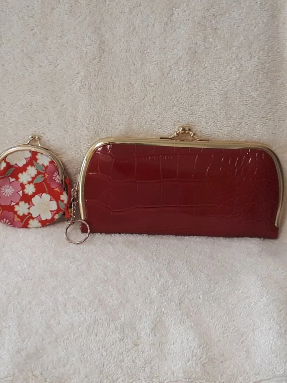 2Pc set: Red Glossy Faux Croc Wallet Kiss-Lock + Red/Pink Coordinated Coin Purse